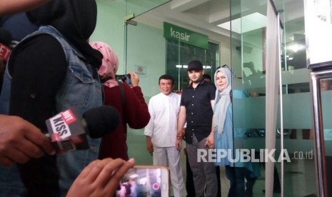 Musisi Senior Rhoma Irama menjemput anaknya, Ridho Rhoma setelah selesai masa rehabilitasi di RSKO Jakarta, Kamis (25/1). 