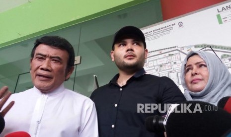 Musisi Senior Rhoma Irama menjemput anaknya, Ridho Rhoma setelah selesai masa rehabilitasi di RSKO Jakarta, Kamis (25/1). 