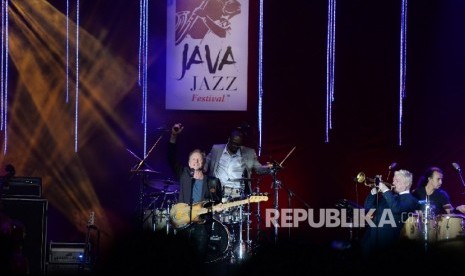 Musisi Sting tampil bersama Chris Botti pada Java Jazz Festival di JIExpo, Jakarta, Ahad (6/3) dini hari. 