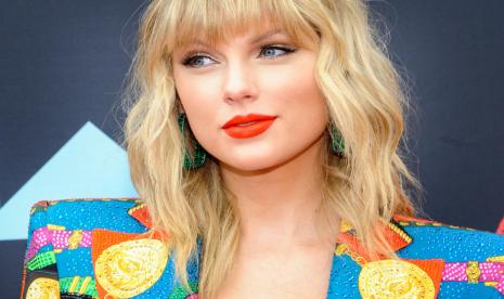 Musisi Taylor Swift. Agensi marketing sustainability, Yard, menobatkan Swift sebagai selebritas penghasil emisi CO2 terbanyak atas penggunaan jet pribadi.