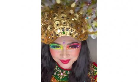 Musisi Titi DJ merilis gerakan tarian dengan baju adat Indonesia di platform TikTok untuk semangati anak muda. 