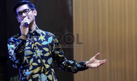 Musisi yang juga Duta Hak Kekayaan Intelektual (HKI) 2015, Afgan Syah Reza bernyanyi saat hari Hak Kekayaan Intelektual (HKI) sedunia ke 15 di Kementerian Hukum dan Ham, Jakarta, Kamis (7/5). (Republika/Agung Supriyanto)