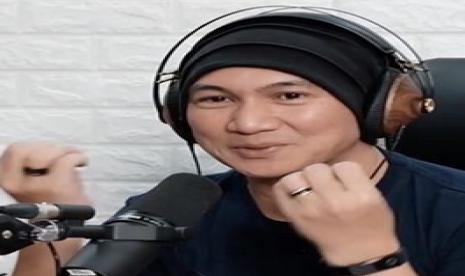 Youtuber pemilik kanal Dunia Manji, Anji, dilaporkan ke polisi terkait kasus dugaan penyebaran hoaks obat Covid-19 akibat wawancaranya dengan Hadi Pranoto. 