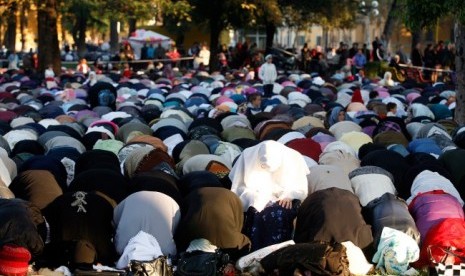 Muslim Albania melaksanakan shalat Idul Fitri di Kota Tirana.