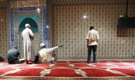 Muslim Amerika melaksanakan shalat di salah satu masjid di Kota New York.