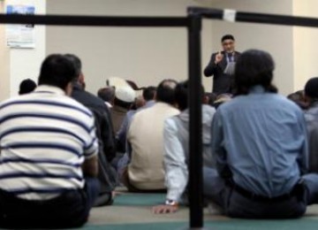 Muslim AS dalam ibadah shalat Jumat, di Islamic centre, Park51, dekat Ground Zero pada 6 Mei lalu. Mereka optimis kematian Osama dan gerakan demokrasi di dunia Arab dapat memperbaiki hubungan Muslim dan Barat yang memburuk akibat tragedi 9/11.