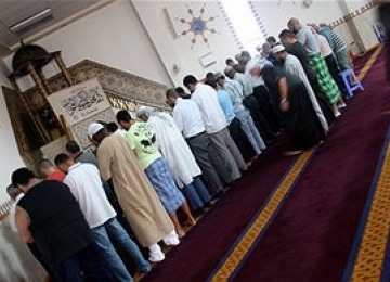 Muslim Australia saat shalat di Masjid Lakemba, Sydney, Australia 