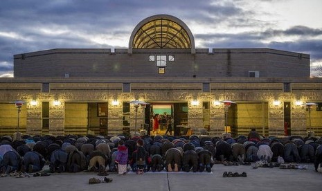 Muslim Australia tengah melaksanakan shalat jamaah di Masjid Canberra.