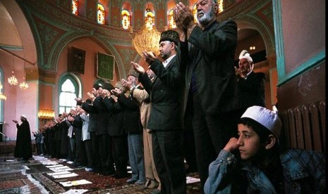 Muslim Bahama tengah shalat berjamaah di masjid.