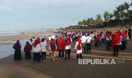 Muslim Bali membersihkan sampah di Pantai Kuta, Bali.