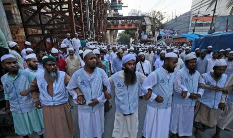 Muslim Bangladesh bergandengan berunjuk rasa protes penghinaan Alquran. Prostes ini  kini memasuk hari kedua, yakni di17 Oktober 2010.