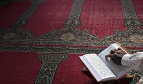 Muslim Bangladesh tengah membaca Alquran