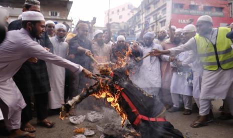 Alqaidah Dikabarkan Ancam Macron. Muslim Bangladesh yang memprotes dukungan presiden Prancis terhadap undang-undang sekuler yang mengizinkan karikatur Nabi Muhammad berbaris membakar patung Presiden Prancis Emmanuel Macron di Dhaka, Bangladesh, Senin, 2 November 2020. (AP Photo / Mahmud Hossain Opu)