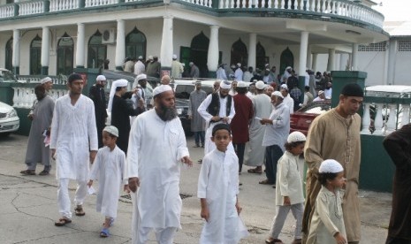 Muslim Barbados usai melaksanakan shalat Idul Fitri berjamaah di sebuah masjid.