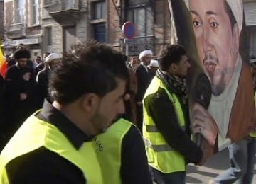 Muslim Belgia turun ke jalan menggelar aksi damai peringatan setahun serangan terhadap masjid di Brussel