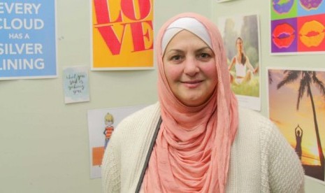 Muslim berdarah Italia di Australia, Rose memberikan konsultasi bagi anak-anak di Minaret College, Melbourne.