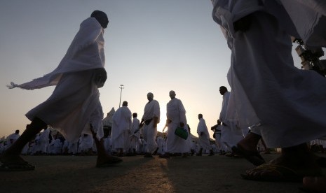 Muslim walked in Mina before wukuf in Arafah.