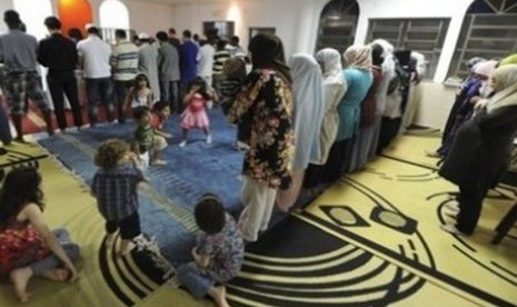 Muslim Brasil shalat berjamaah di Mesquita da Luz, masjid pertama di Rio de Janeiro. 