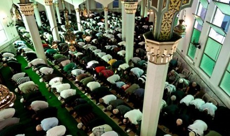 Muslim Brazil saat melaksanakan shalat Idul Fitri di Masjid Brazil (Mosquita Brazil Mosque) di Sao Paulo.