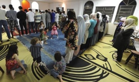  Muslim Brazil saat melaksanakan shalat jamaah di salah satu masjid di Rio de Janeiro.