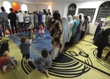 Muslim Brazil shalat berjamaah di Mesquita da Luz, masjid pertama di Rio de Janeiro.