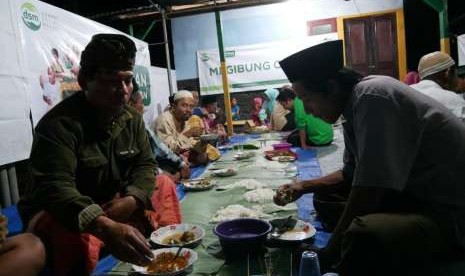 Muslim dan Hindu di Bali megibung kurban, Kamis (23/8) malam di Desa Melaya, Kabupaten Jembrana dalam rangka perayaan Idul Adha. 