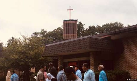 Muslim dari berbagai latar belakang shalat Idul Adha di Gereja Saint Andrews Church di Burke, Virginia, Washington, AS, Selasa (21/8).