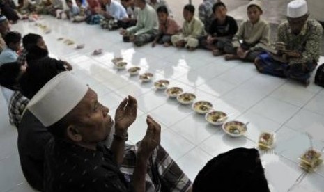 Muslim di Bali sedang bersiap untuk berbuka puasa