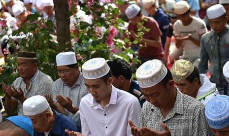 Muslim di Cina shalat Idul Adha.