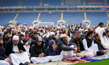 Muslim di Inggris sholat berjamaah di Stadion Ewood Park milik klub sepak bola Blackburn Rovers. Blackburn Rovers Jadi Tuan Rumah Buka Puasa Pertama Saat Matchday