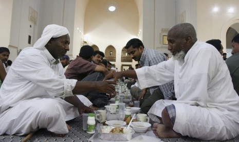 Alasan Saudi Luncurkan Program Buka Puasa di 18 Negara. Foto: Muslim di Jeddah, Arab Saudi, berbuka puasa Ramadhan bersama-sama. (ilustrasi)