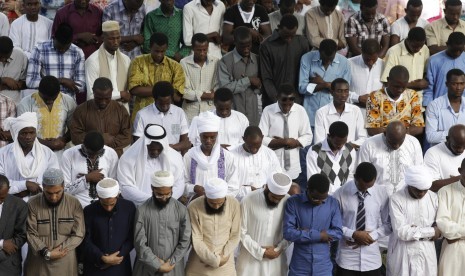 muslim di kuba sedang menjalani ibadah shalat berjamaah