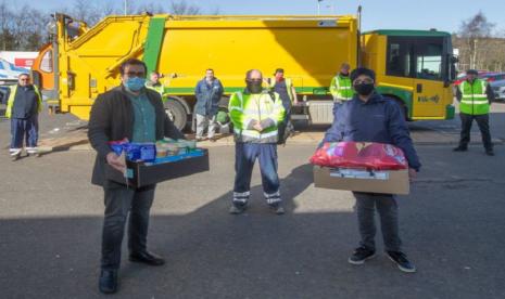 Muslim Edinburgh dan Fife menyumbangkan makanan sehat kepada para petugas kebersihan