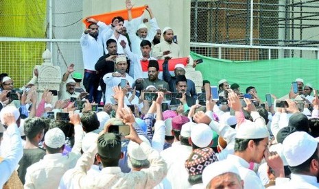 Muslim India Bantu Kelancaran Prosesi Keagamaan Hindu. Di tengah aksi protes terhadap Undang-Undang Amandemen Kewarganegaraan India di Thrissur di pusat Kerala, organisasi-organisasi Muslim membantu umat Hindu dengan membuka jalan bagi mereka untuk melaksanakan prosesi keagamaan kuil Hindu.