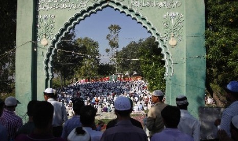 Muslim India melaksanakan shalat Idul Adha