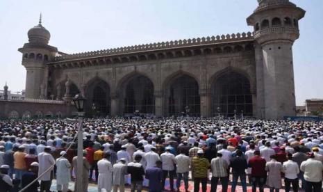 Muslim India melakukan shoat Jump/