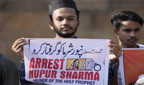 Muslim India memegang plakat menuntut penangkapan Nupur Sharma, juru bicara partai nasionalis Hindu yang berkuasa, ketika mereka bereaksi terhadap referensi menghina Islam dan Nabi Muhammad yang dibuat olehnya selama protes di Ahmedabad, India, Rabu, 8 Juni 2022.