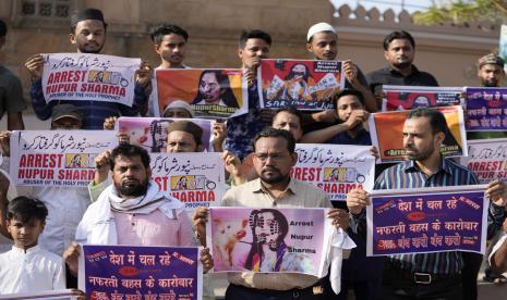 Muslim India memegang plakat menuntut penangkapan Nupur Sharma, juru bicara partai nasionalis Hindu yang berkuasa, ketika mereka bereaksi terhadap referensi menghina Islam dan Nabi Muhammad yang dibuat olehnya selama protes di Ahmedabad, India, Rabu, 8 Juni 2022. Setidaknya lima negara Arab telah mengajukan protes resmi terhadap India, dan Pakistan serta Afghanistan juga bereaksi keras pada Senin atas komentar yang dibuat oleh dua juru bicara terkemuka dari Partai Bharatiya Janata pimpinan Perdana Menteri Narendra Modi. Polisi India Makin Intens Tangkapi Muslim Usai Protes Nabi Muhammad Dihina