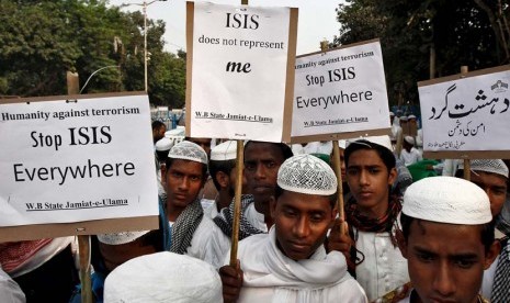 Muslim India menggelar aksi demontrasi menentang ISIS di Kolkata, India, Rabu (18/11). 