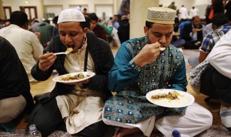 Muslim Inggris berbuka puasa.