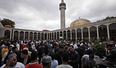 Muslim Inggris usai melakukan shalat Idul Fitri di Central Mosque London.