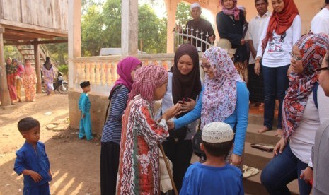 Muslim Kamboja sedang silaturahim.