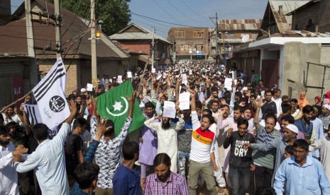 Muslim Kashmir meneriakkan slogan anti-India dalam protes usai shalat Idul Adha di Srinagar, Kashmir yang dikuasai India, Senin (12/8).