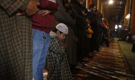 Muslim Kashmir shalat di Jamia Masjid di Srinagar yang dikendalikan Kashmir, Rabu (18/12). Jamia Masjid dibuka kembali setelah ditutup pada 5 Agustus 2019.