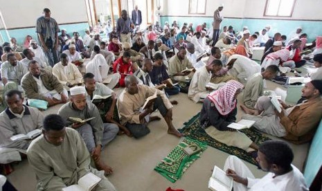 Muslim Kenya saat beribadah di Masjid Jamia Nairobi pada bulan Ramadhan. Muslim Kenya Impor Kurma Bebas Pajak Selama Ramadhan