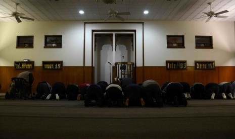 Muslim Kolumbia melaksanakan shalat berjamaah di Islamic Center Kolumbia.