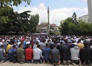 Muslim Kosovo protes minta pemerintah mendirikan masjid yang representatif bagi mereka beribadah