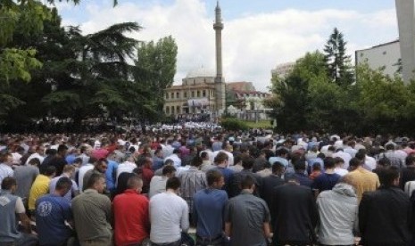 Muslim Kosovo protes minta pemerintah mendirikan masjid yang representatif bagi mereka beribadah