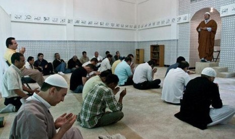 Muslim Kosta Rika usai melaksanakan shalat di Islamic Center Kosta Rika, Calle Blancos, Distrik Guadalupe.