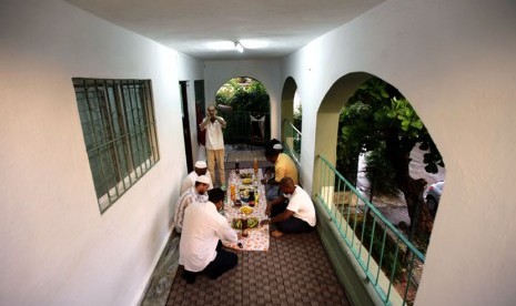    Muslim Kuba berkumpul untuk makan Iftar atau buka puasa bersama di Havana, Cuba, Jumat (3/8).   (Desmond Boylan/Reuters)